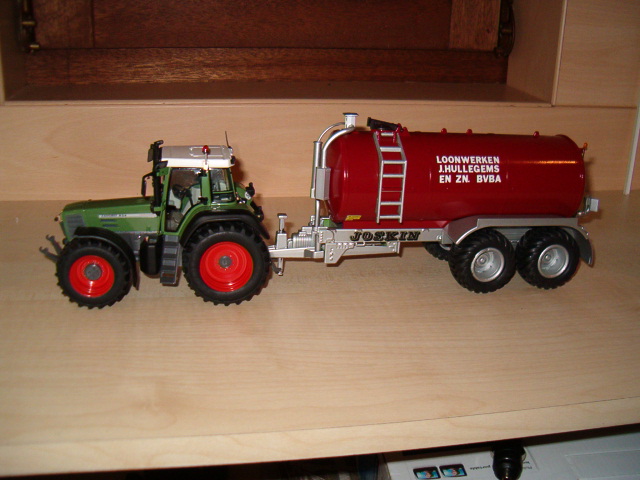 1.32 0 Fendt 824 02.jpg